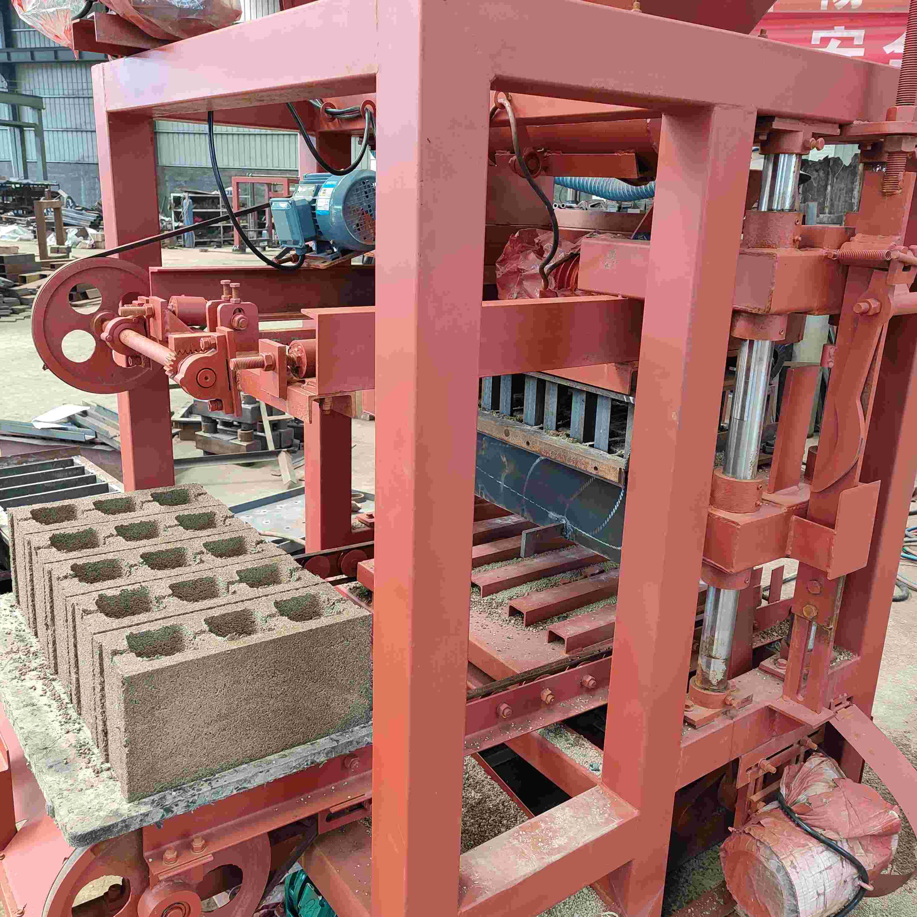 QT4-24 M&aacute;quina de bloques peque&ntilde;os28