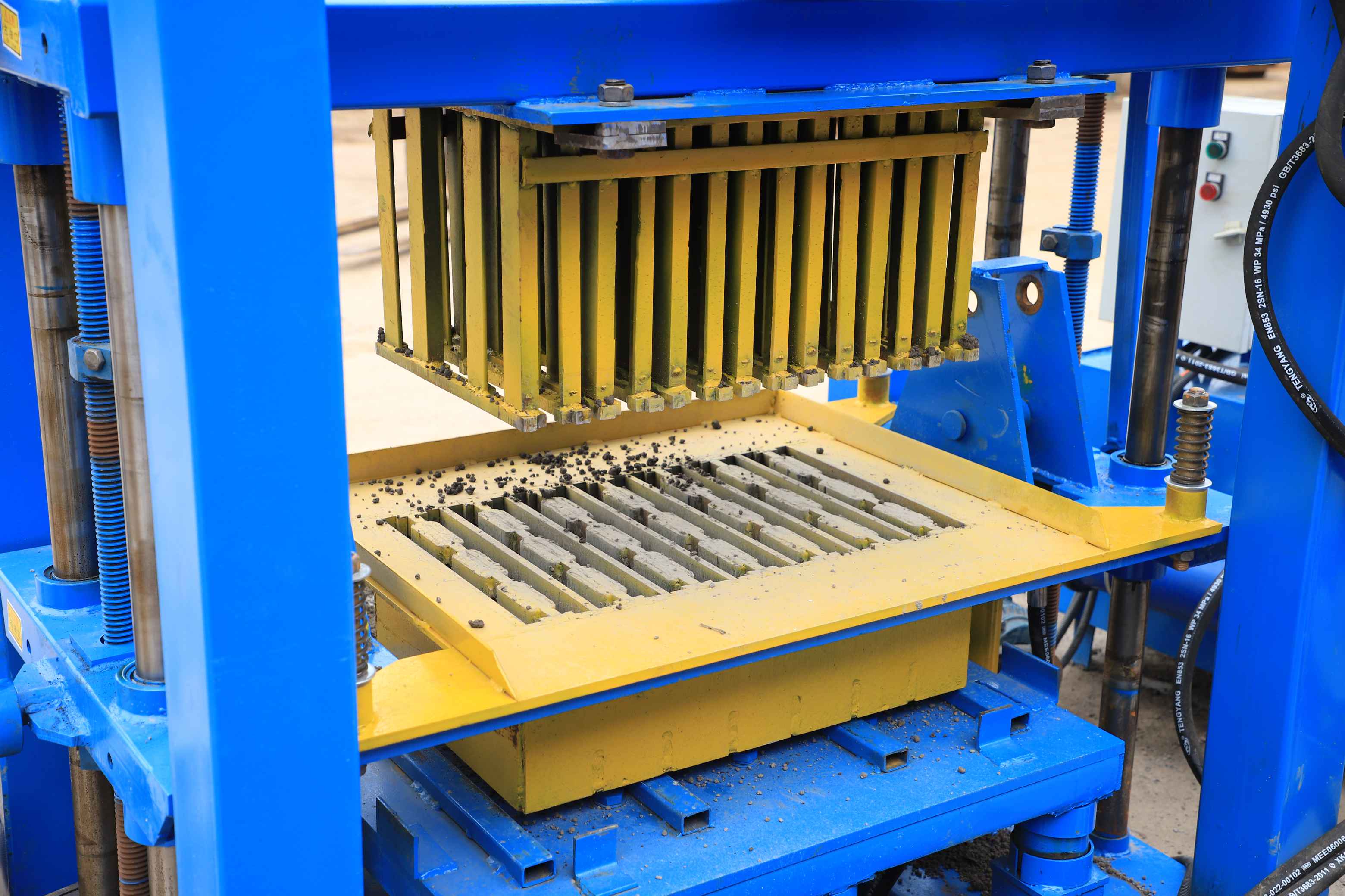 M&aacute;quina de fabricaci&oacute;n de ladrillos autom&aacute;tico hidr&aacute;ulico