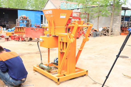 QT2-25 máquina de formación de bloques de suelo de arcilla pequeña máquina de fabricación de ladrillos de suelo máquina manual de fabricación de ladrillos de suelo