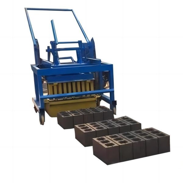 Pequeña maquinaria de fabricación de ladrillos en movimiento para hacer bloques de concreto huecos.