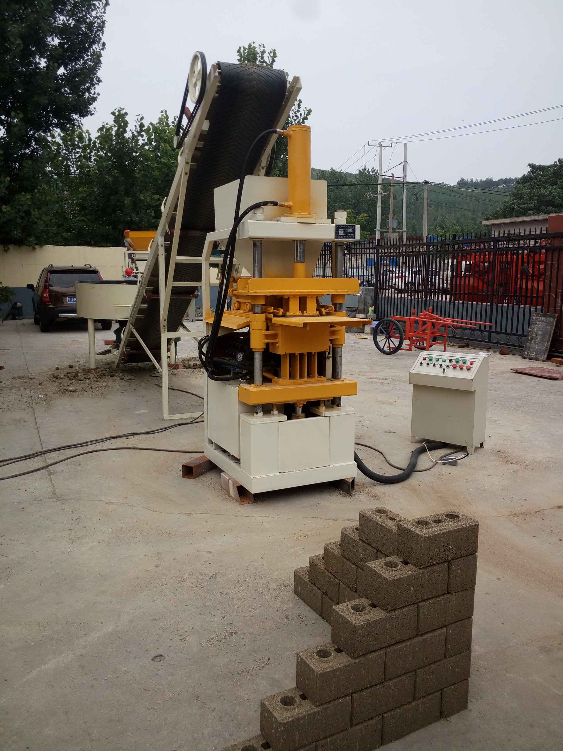 Introducción de una pequeña máquina de fabricación de bloques de concreto entrelazado V5