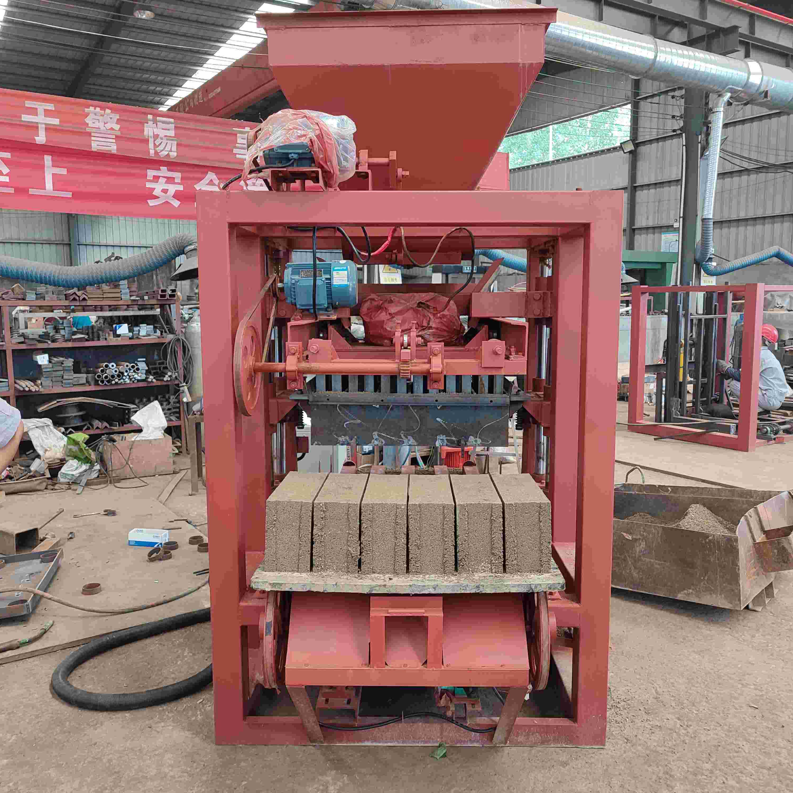 QT4-24 M&aacute;quina de bloques peque&ntilde;os5