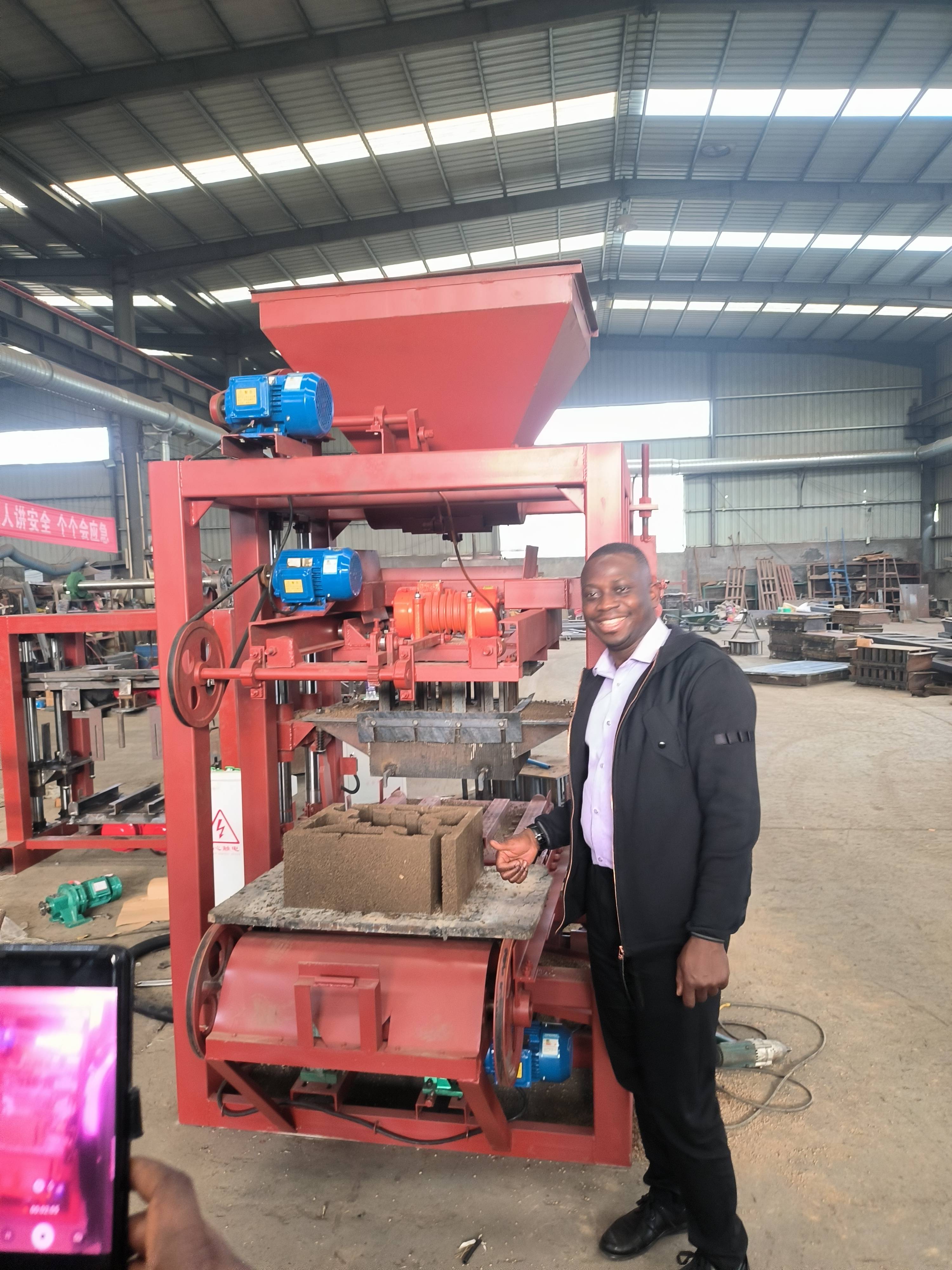 QT4-24 M&aacute;quina de bloques peque&ntilde;os38